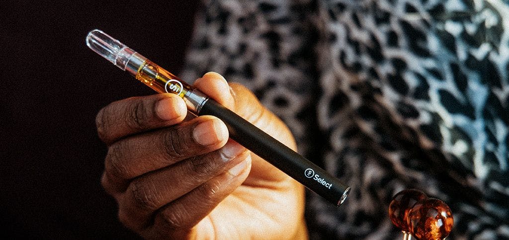 Image of Person Holding a Select Vape Pen